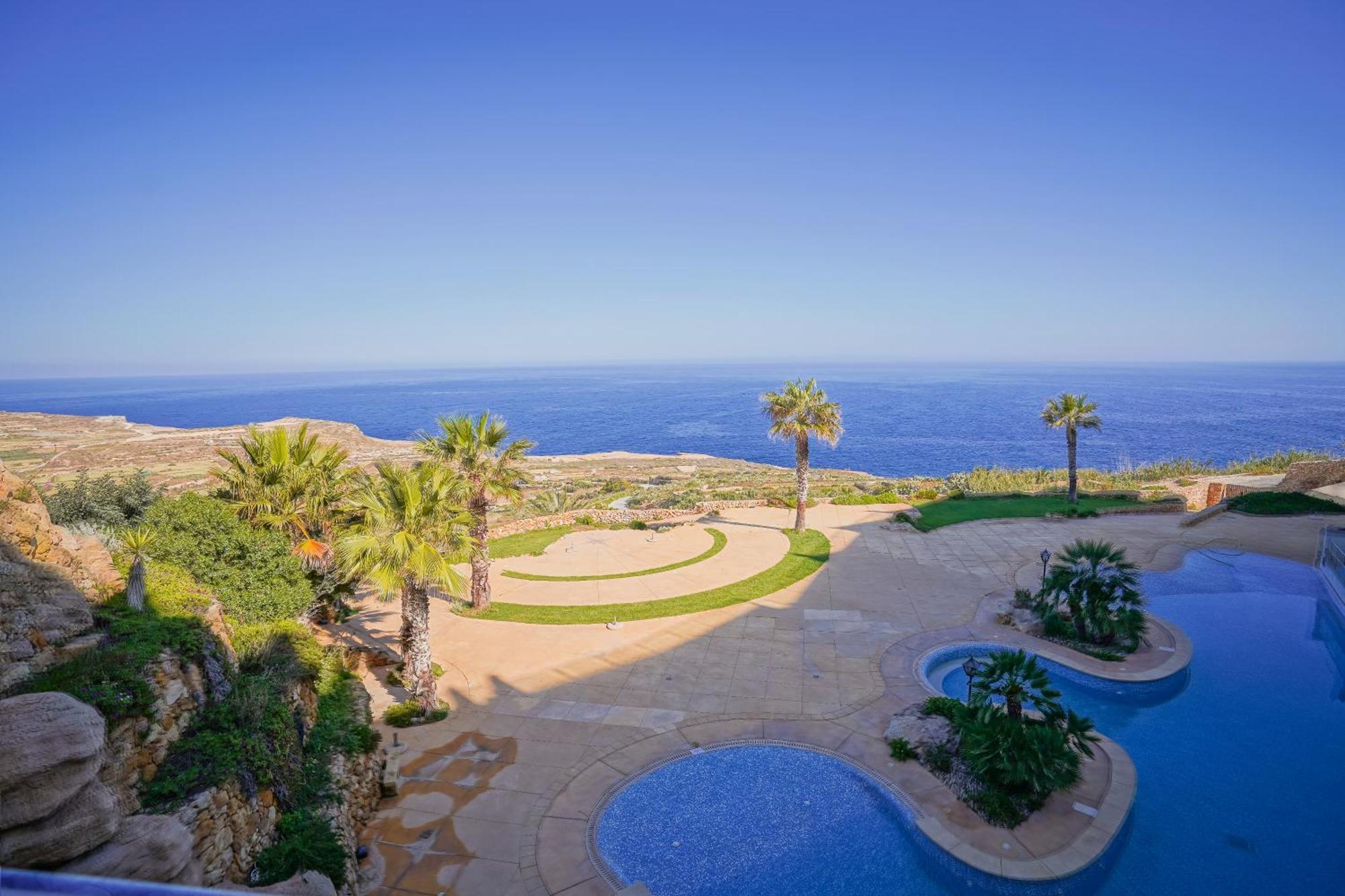 Lägenhet Luxury Living With Massive Pool - Views And Beautiful Gardens *