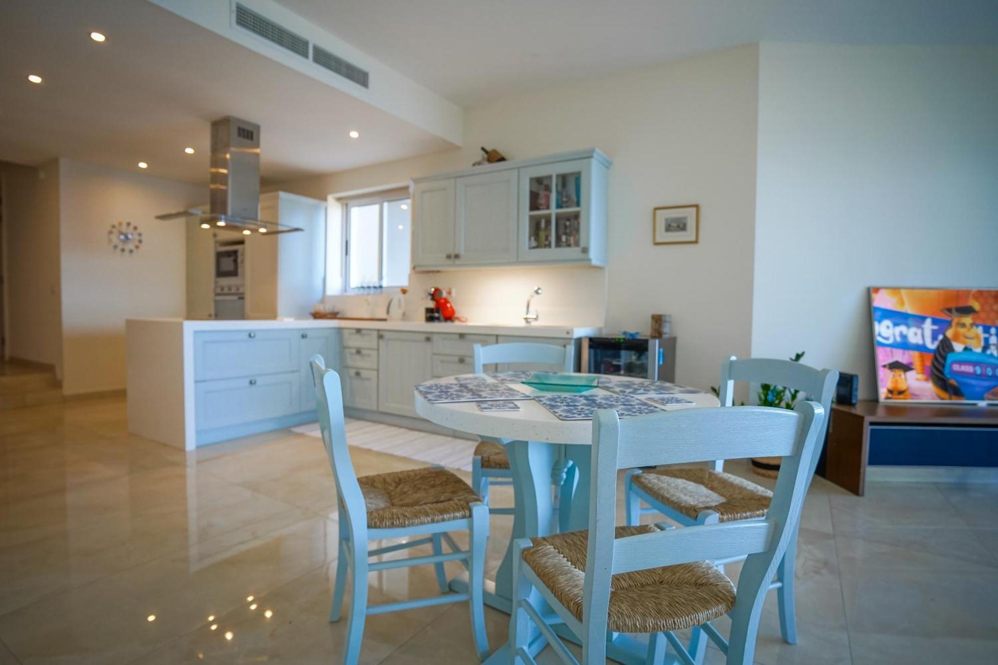 Luxury Living With Massive Pool - Views And Beautiful Gardens *