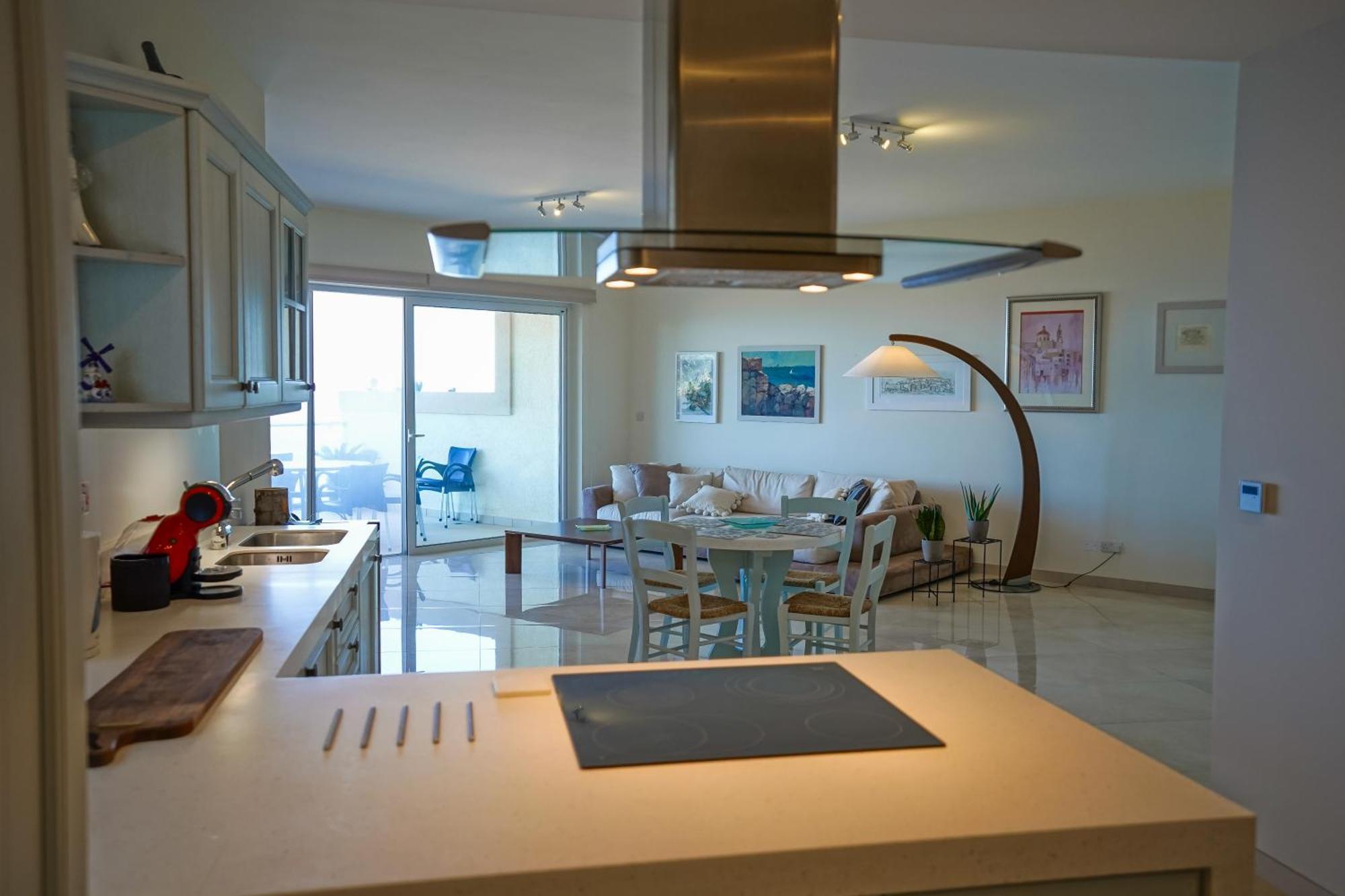 Luxury Living With Massive Pool - Views And Beautiful Gardens Lägenhet