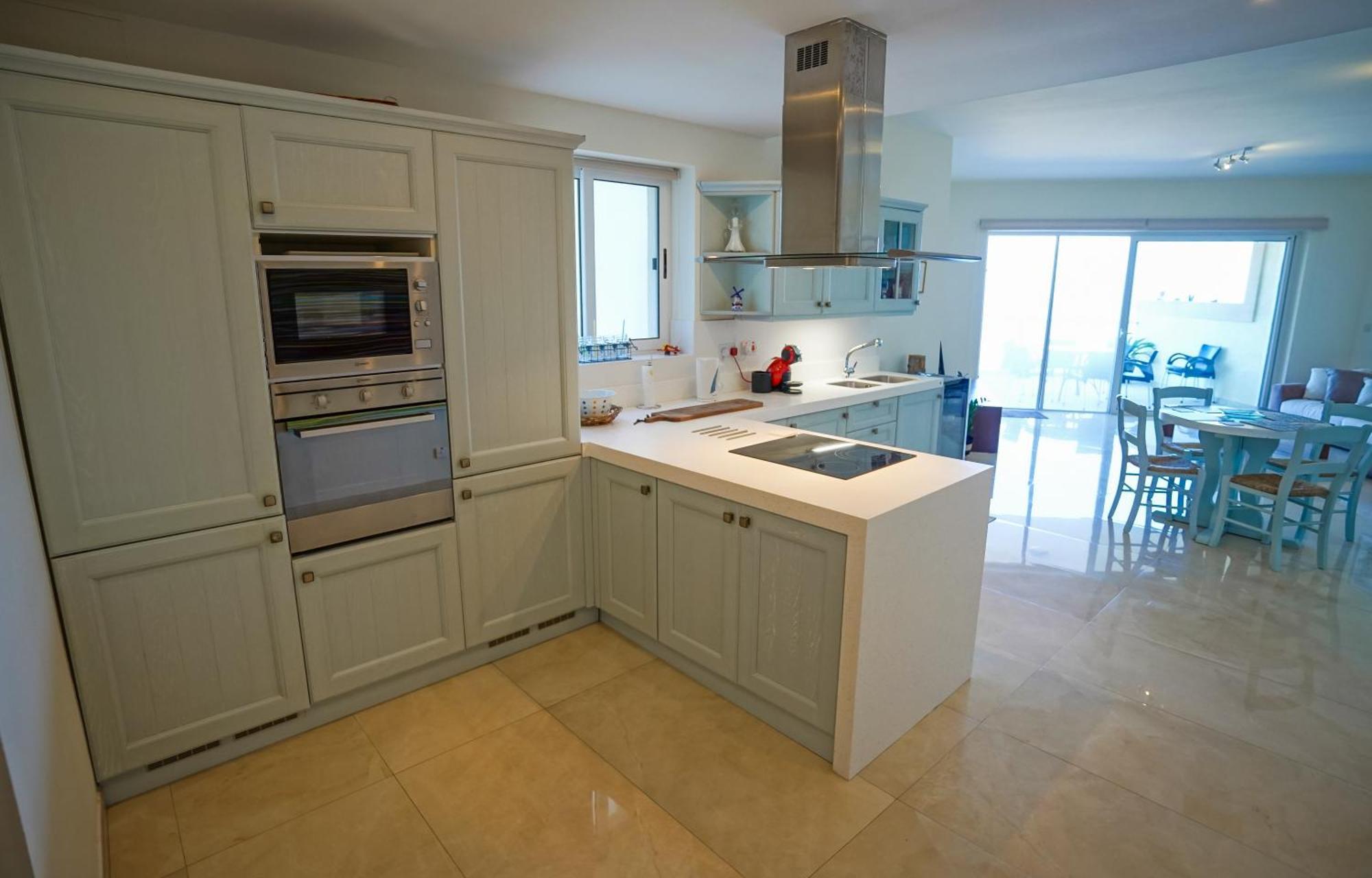 Luxury Living With Massive Pool - Views And Beautiful Gardens