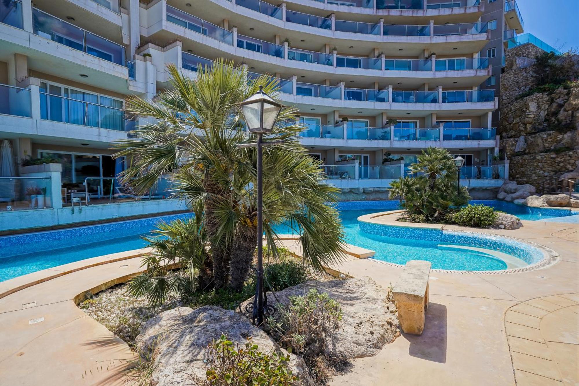 Luxury Living With Massive Pool - Views And Beautiful Gardens Lägenhet Ghajn Melel