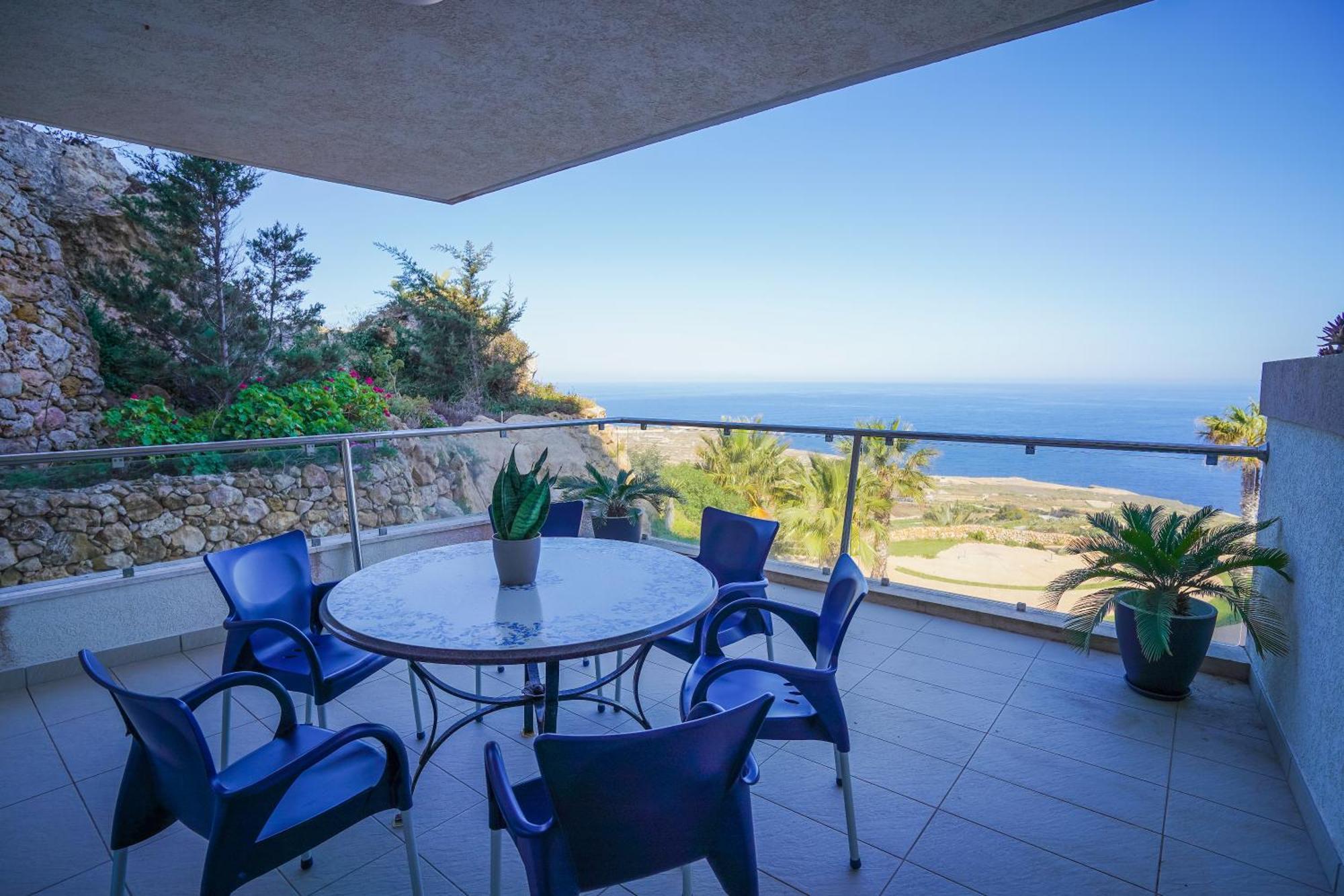 Lägenhet Luxury Living With Massive Pool - Views And Beautiful Gardens